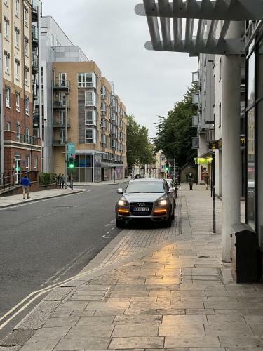 Stylish Two Bed City Apartment With Secure Parking