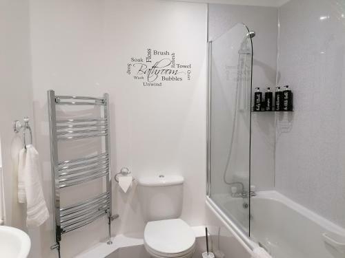 Luxury Modern 2 Bed Apartment, Free Undercroft Parking 2,1m Max