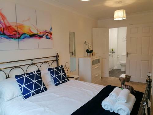 Luxury Modern 2 Bed Apartment, Free Undercroft Parking 2,1m Max
