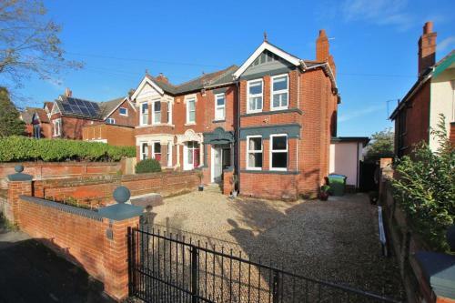 Luxurious, Large House On Lovely, Quiet Road.