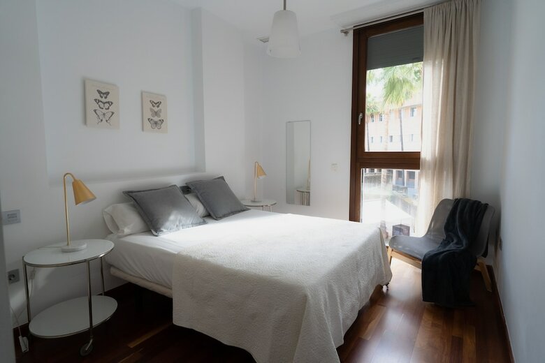 Apartamentos Azz Sevilla Torre De La Plata