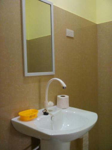 Hotel Eddie`s Beach Resort Siargao