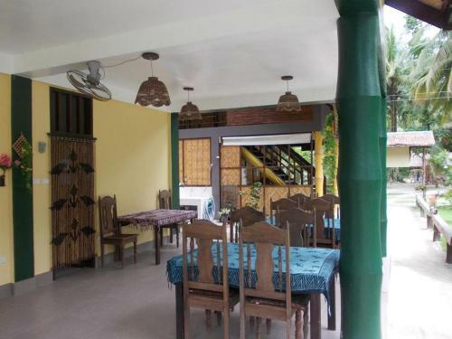 Hotel Eddie`s Beach Resort Siargao