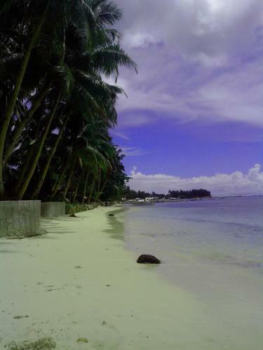 Hotel Eddie`s Beach Resort Siargao