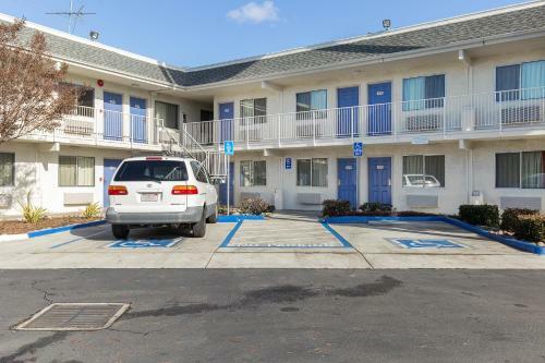 Motel 6 Hayward