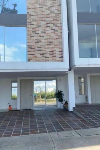Hermosa Casa Amplia, Amoblada.