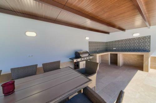 Chalet Barrosa, Santi Petri