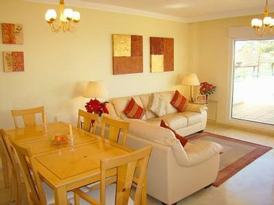 Stunning 2 Bed Apartment First Line Beach, Urb Bermuda Beach