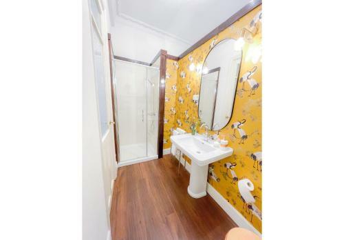 Apartamento Gij�n 1901 - C�ntrico Y Amplio Piso de Dise�o En Edificio Emblem�tico