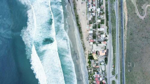 Ith Lazy Lobster Surf Hostel & Cowork
