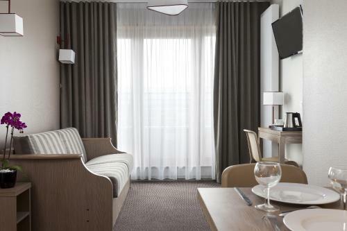 Hotel Neh� Suites Porte de Gen�ve