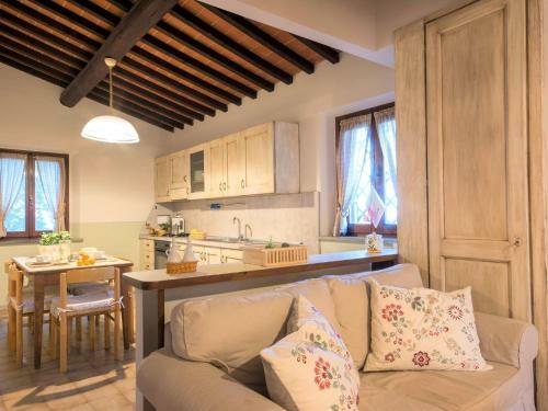 Rustic Apartment In Castelfiorentino With Swimming Pool