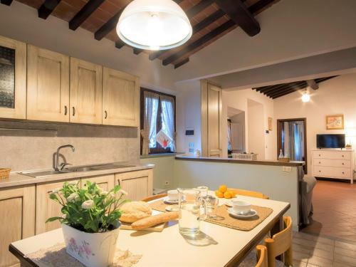 Rustic Apartment In Castelfiorentino With Swimming Pool