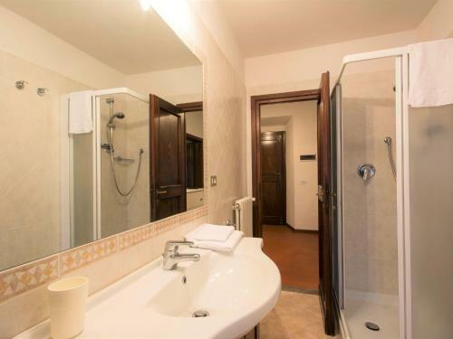 Rustic Apartment In Castelfiorentino With Swimming Pool