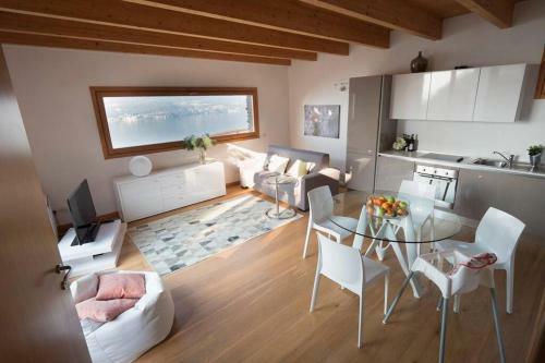 Magic Lake View With Beautiful Pool Area (Camelia)