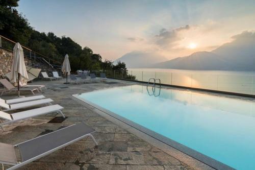 Magic Lake View With Beautiful Pool Area (Camelia)