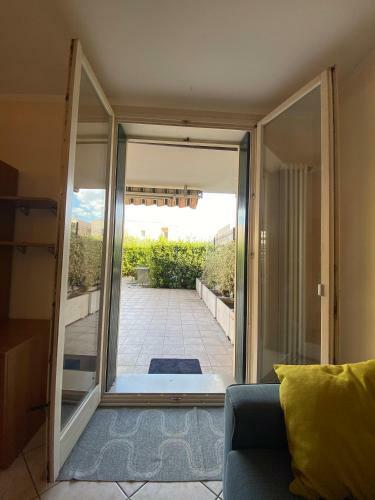 Delightful 2 Bedrooms Apartment With Patio.