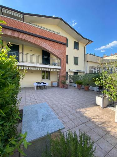 Delightful 2 Bedrooms Apartment With Patio.