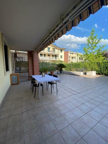 Delightful 2 Bedrooms Apartment With Patio.