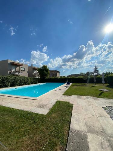 Delightful 2 Bedrooms Apartment With Patio.