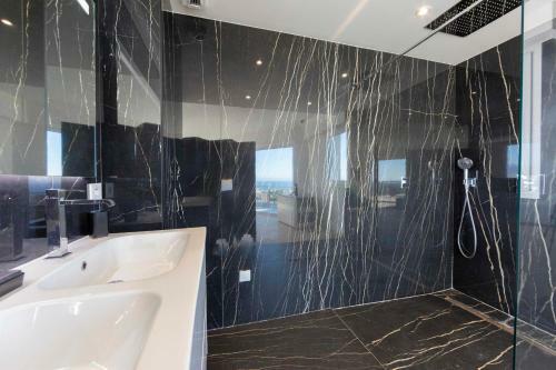 Luxurious Sea View Villa Outside Infinity Pool - Heated Indoor Pool