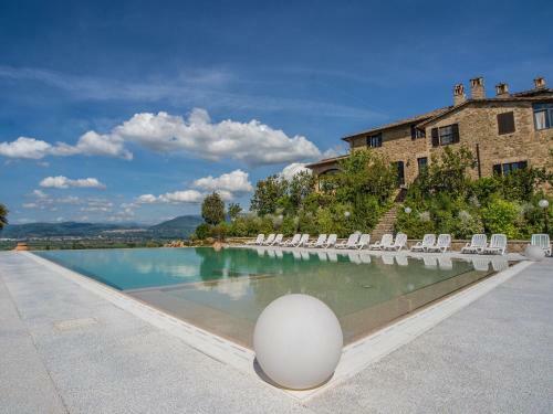 Alluring Apartment In Passaggio Di Bettona With Pool