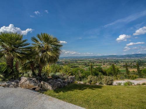 Alluring Apartment In Passaggio Di Bettona With Pool
