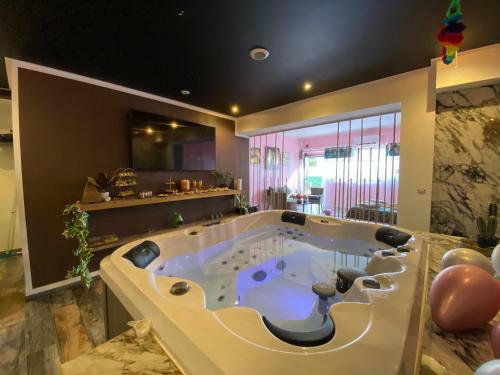 Bed & Breakfast Cosmic Jacuzzi