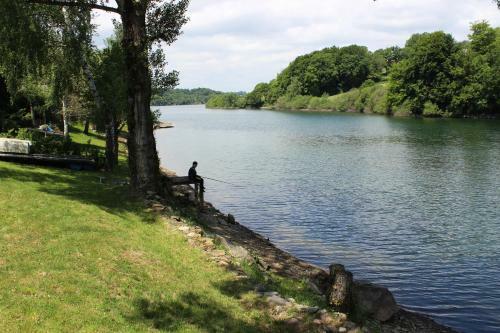 Maison Lac de Pareloup -les Pieds Dans L'eau-