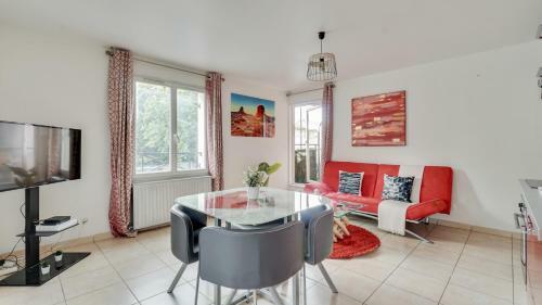 Chic Apart With Parking Near Paris