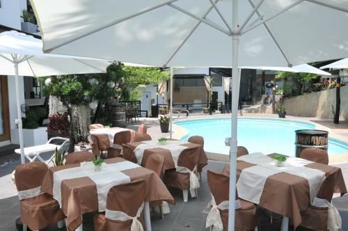 Hotel Date & Dine Resort