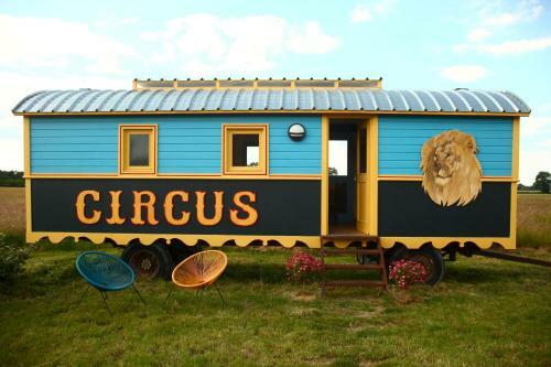 La Roulotte Circus Des Grillots