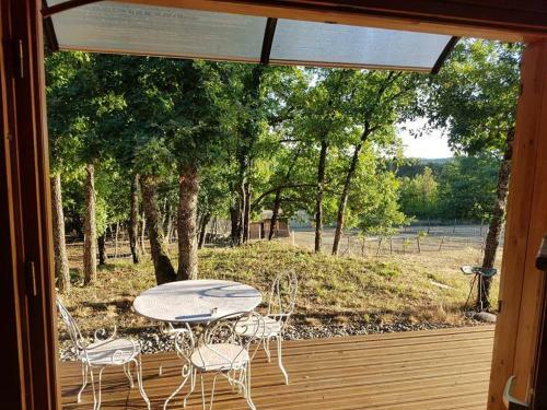 Chalet Champ�tre Dans Les Bois Du Lot, Immersion.
