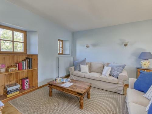 Enticing Holiday Home In Berigny With Swimming Pool