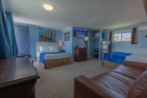 Footbridge Beach Motel