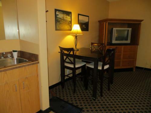 Hotel Athabasca Valley Inn & Suites