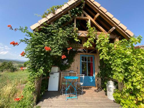 La Roulotte Et La Cabane de La Colline Seive