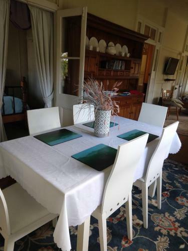 Amiens Cottage. Queenslander, Charming, Central.