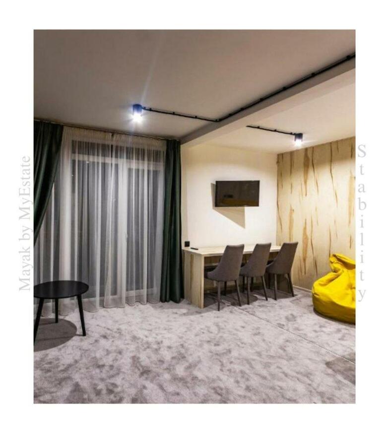 Aparthotel "mayak Yablunytsia"