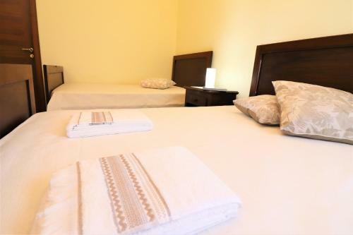 Hostal Room In Bb - Triple Comfort Pink Grapefruit