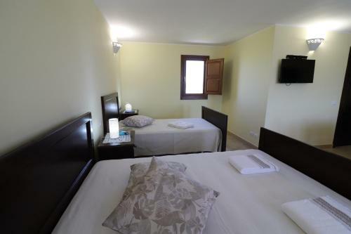 Hostal Room In Bb - Triple Deluxe Attic Of Citrus