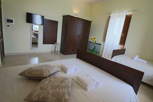 Hostal Room In Bb - Triple Superior Red Orange