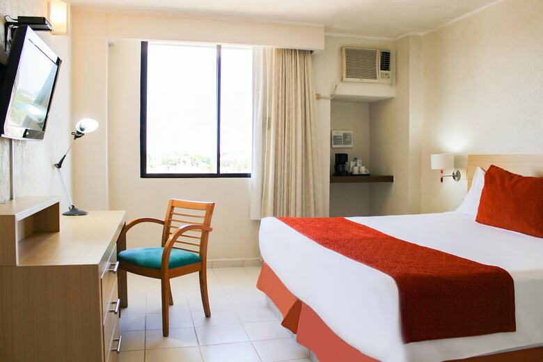 Hotel & Suites Real Del Lago