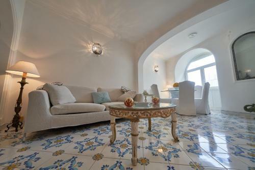Abate Luxury Apartment By Caprirooms