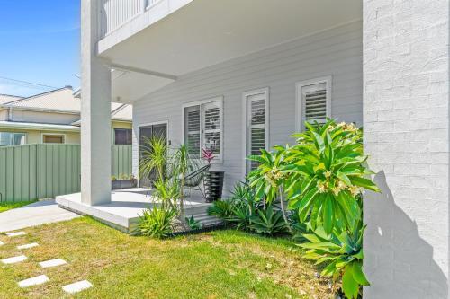 The Ultimate Beach House / Swansea