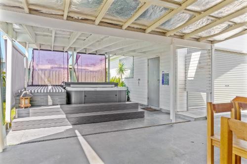 The Ultimate Beach House / Swansea