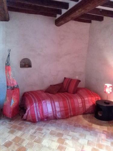 La Maison Derri�re La Fontaine