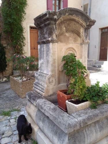 La Maison Derri�re La Fontaine