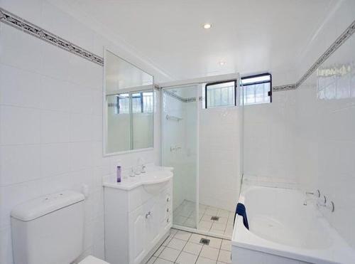 Spacious 3 Bed 2 Bathroom Apartment With Parking