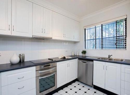 Spacious 3 Bed 2 Bathroom Apartment With Parking
